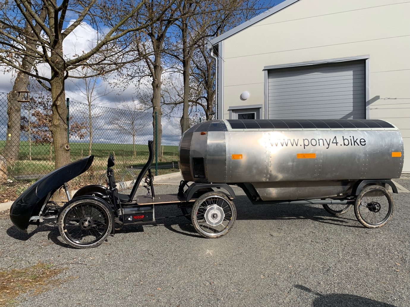 A semi-trailer Camper